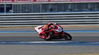 Pebalap Astra Honda Racing Team, Gerry Salim, memperbaiki catatan waktunya pada sesi latihan bebas kedua ARRC Thailand kelas Asia Production 250 di Sirkuit Buriram, Kamis (13/4/2017). (AHRT)
