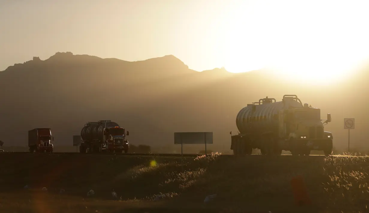 Truk melintas di lokasi proyek pabrik Ford di  Villa de Reyes, Meksiko, (4/1). Chief Executive Officer Ford Mark Fields mengatakan, pembatalan dilakukan karena mereka percaya dengan kebijakan pro-pertumbuhan milik Trump. (AP Photo/Rebecca Blackwell)