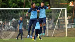 Pemain timnas Indonesia U19 terlihat berlatih teknik memenangkan duel udara dalam sesi latihan (Liputan6.com/Helmi Fithriansyah)