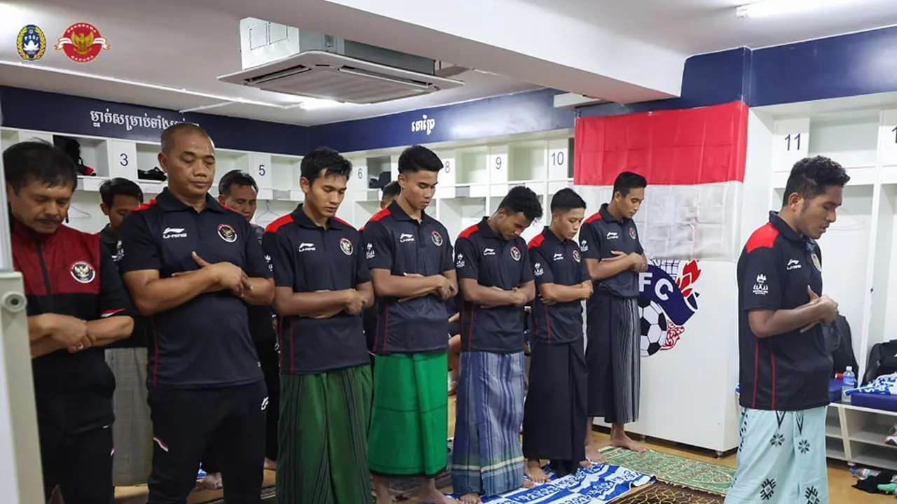 Potret Skuad Timnas Indonesia U-22 Sholat Maghrib Usai Laga Kontra Vietnam di Semifinal Sea Games 2023