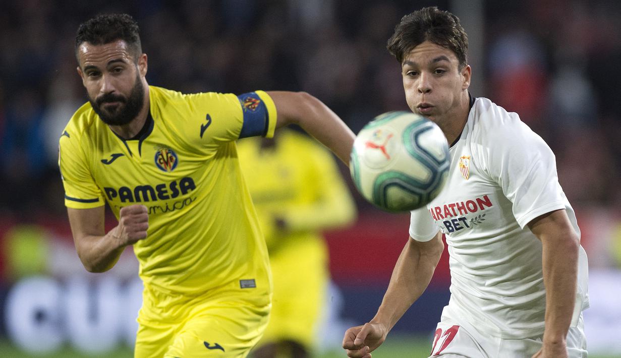 Mario Gaspar (kiri). Bek kanan Spanyol berusia 31 tahun yang pada 29 Juli 2022 lalu baru saja mengikat kontrak dengan Watford ini sebelumnya adalah pemain yang setia berseragam Villarreal sepanjang kariernya. Ia merupakan anggota Akademi Villarreal sejak awal musim 2007/2008 yang akhirnya promosi ke tim senior pada tengah musim 2010/2011. Hingga akhir musim 2021/2022 lalu ia total tampil dalam 421 laga bersama Villarreal di semua ajang dengan torehan 11 gol dan 26 assist. (AFP/Jorge Guerrero)