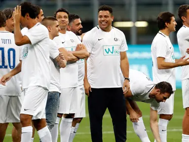 Legenda sepak bola Brasil, Ronaldo (tengah) tersenyum sebelum pertandingan perpisahan Andrea Pirlo, di Stadion Milan San Siro, Italia, (21/5). (AP Photo / Antonio Calanni)