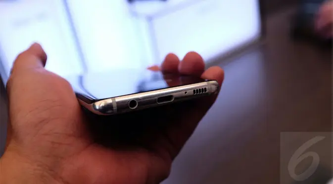 Samsung Galaxy S8 Samsung Galaxy S8 - Audio Jack Port 3.5 mm, USB Type C Port, dan Speaker Grill di Bodi Bawah. Liputan6.com/Iskandar
