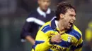 Enrico Chiesa terkenal sebagai penyerang jempolan Parma di era 1990-an. Bermain sejak tahun 1996 hingga 1999, Chiesa telah mencetak 55 gol dan 15 assist dari 125 penampilannya. ia juga turut serta mempersembahkan trofi Copa Italia dan Piala UEFA musim 1998-99. (AFP/Gerard Julien)