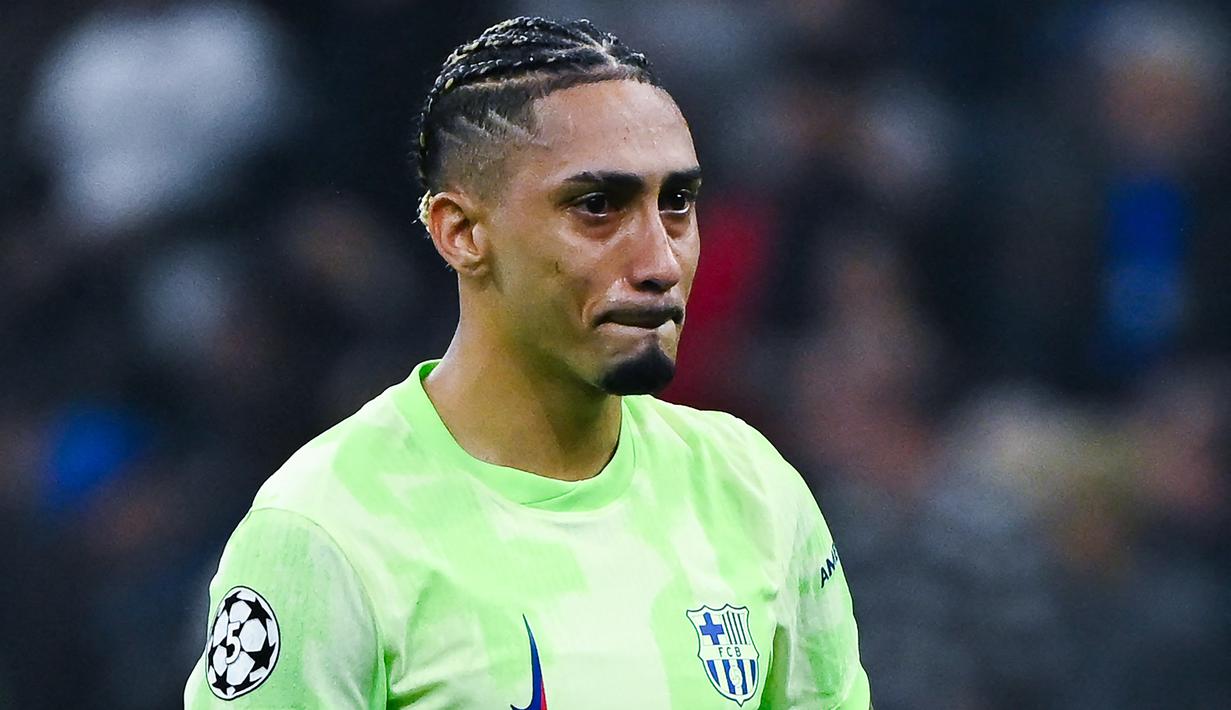 Pemain Barcelona, Raphinha, menangis setelah takluk dari Inter Milan dalam duel leg kedua semifinal Liga Champions di Stadion Giuseppe Meazza, Milan, Rabu (7/5/2025) dini hari WIB. (AFP/Piero Cruciatti)
