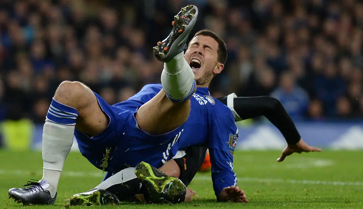 Gelandang Chelsea, Eden Hazard, terjatuh ditekel pemain Watford, Valon Behrami, pada laga Premier League. (Reuters/Tony O'Brien)