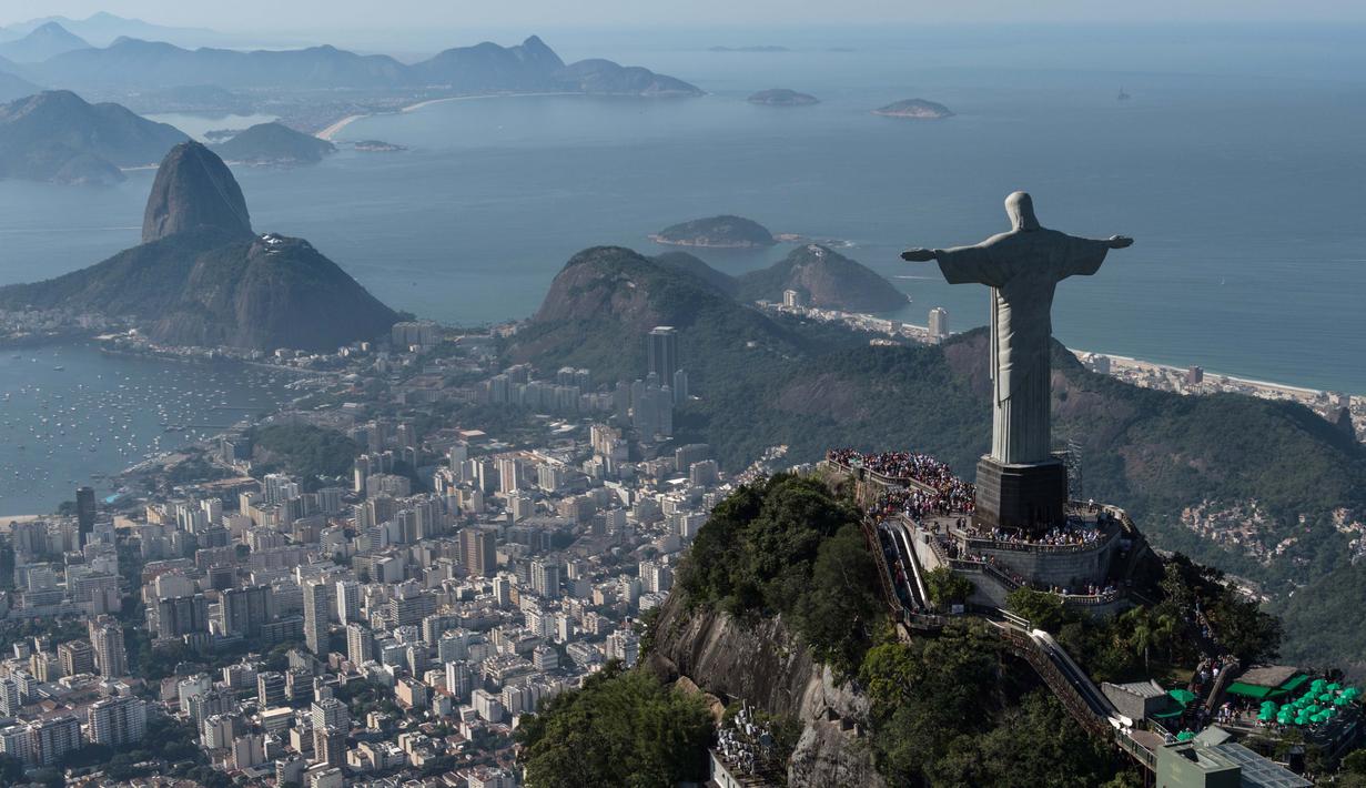 Pemandangan Patung Yesus Kristus sedang memberkati  kota Rio menjadi salah satu pemandangan menarik di Rio de Janeiro, Brasil, (26/6/2014). (AFP/Yasuyoshi Chiba)