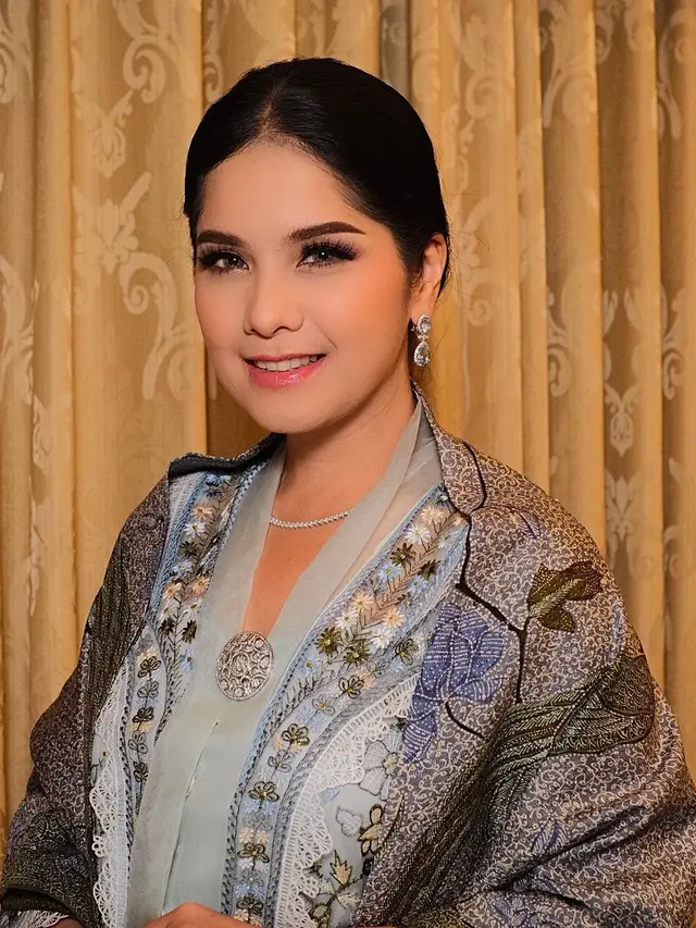 AHY Terima Gelar Doktor dengan Predikat Cumlaude, Annisa Pohan Tampil Cantik dengan Kebaya Hijau Sage