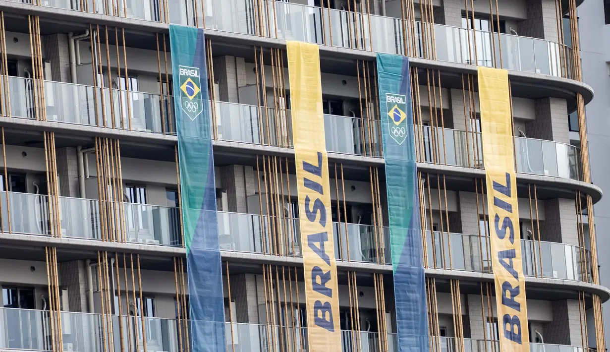 Spanduk tim dari Brasil terlihat di sebuah gedung di kawasan wisma atlet Olimpiade dan Paralimpiade Tokyo 2020, di Tokyo pada Rabu (14/7/2021). Olimpiade Tokyo 2020 bakal berlangsung di Jepang selama 17 hari mulai 23 Juli hingga 8 Agustus 2021.  (Behrouz MEHRI / AFP)