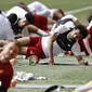 Striker Liverpool, Mohamed Salah, tampak serius saat latihan jelang laga final Piala Champions di Stadion Anfield, Senin (21/5/2018). Liverpool akan berhadapan dengan Real Madrid. (AP/Martin Rickett)