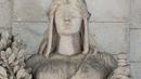 Seekor burung hantu salju yang langka terbang di atas patung Themis alegoris Louis St. Gaudens, pintu masuk Union Station, Washington, 8 Januari 2022. Burung hantu salju jarang terlihat di daerah DC karena biasanya bermigrasi dari Arktik ke New England untuk musim dingin. (AP Photo/Carolyn kastor)