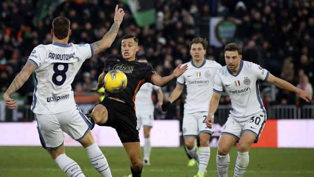 Foto: Menilik Aksi Solid Kapten Timnas Indonesia Jay Idzes saat Venezia Menjamu Inter Milan di Liga Italia