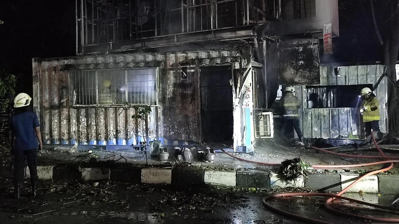 Kondisi Pos Polisi yang Dibakar Massa Berpakaian Hitam di Jalan Cikapayang-Tamansari Bandung