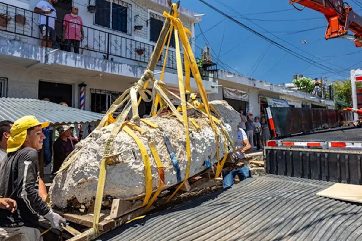 Para arkeolog mengevakuasi kerangka dari makam masa pra-Hispanik yang diperkirakan berasal dari sekitar 850 sebelum Masehi di sebuah situs arkeologi di Antiguo, El Salvador. Foto dirilis oleh kantor pers Kepresidenan El Salvador.
