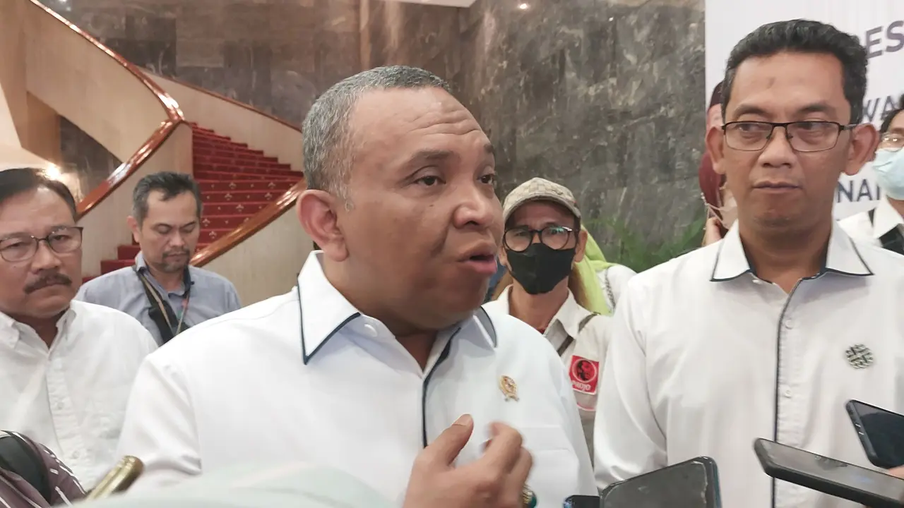 Wakil Menteri Ketenagakerjaan Afriansyah Noor  dalam Konferensi Pers pekerja migran Indonesia (PMI) ilegal di Kementerian Ketenagakerjaan, Jakarta, Rabu (12/4/2023).