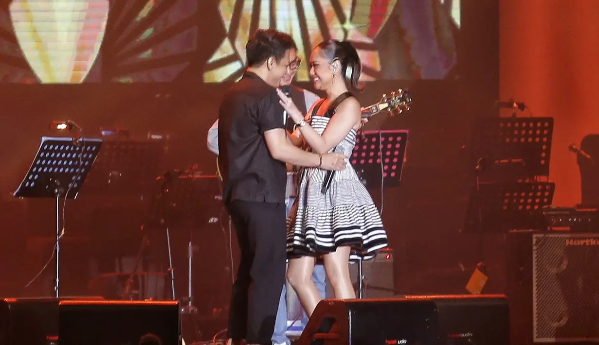 <p>Di atas panggung, Ariel dan BCL tak sungkan umbar kemesraan. Keduanya berkolaborasi membawakan satu lagu berjudul Something Stupid. [Foto/Adrian Utama Putra]</p>