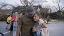 Michael Talamantez menghibur pacarnya Derry Schroer setelah rumah Talamantez di Stratford Drive di Round Rock, Texas dihancurkan badai tornado, ketika mereka berada di dalam rumah, Senin (21/3/2022). "Saya pikir saya akan mati ," dia berkata. (Jay Janner/Austin American-Statesman via AP)