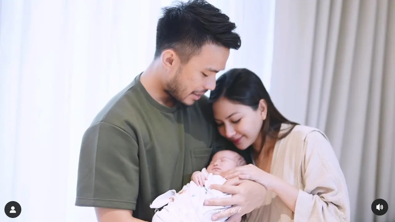 Jessica Mila dan Yakup Hasibuan menggendong putri mereka, Kyyara. [Foto: Instagram/jscmilla]