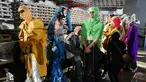 Sejumlah Model berada di belakang panggung bersiap membawakan busana VFILES selama New York Fashion Week di Barclays Center of Brooklyn di New York City, (6/9). (Astrid Stawiarz / Getty Images / AFP)