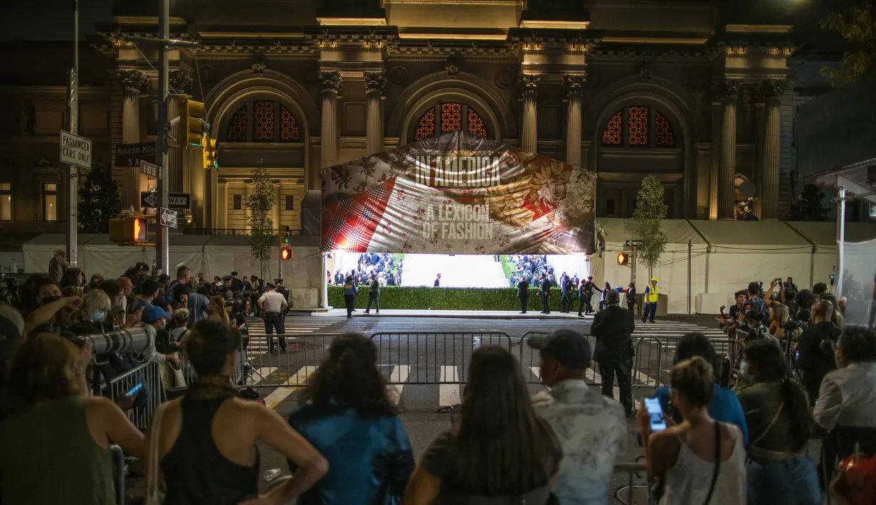 Fans mencoba untuk melihat sekilas selebriti yang tiba untuk MET Gala di luar Metropolitan Museum of Art di New York (13/9/2021). Tema tahun 2021 adalah "In America: A Lexicon of Fashion." (AFP/Eduardo Munoz)