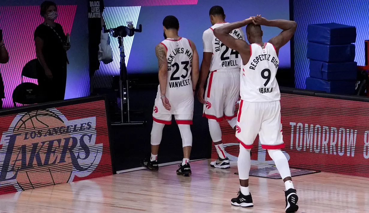 Pemain Toronto Raptors tampak kecewa usai dikalahkan Boston Celtics pada semifinal playoff NBA wilayah timur di AdventHealth Arena, Sabtu (12/9/2020). Boston Celtics menang 92-87 atas Toronto Raptors.  (AP Photo/Mark J. Terrill)