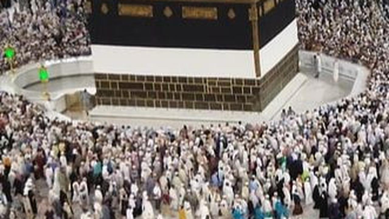 Sementara itu, 74 jamaah calon haji asal Grobogan Jawa Tengah diberangkatkan menuju Asrama Haji Donohudan Boyolali.
