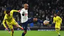 Gelandang Tottenham Hotspur Lucas Moura (tengah) bersaing dengan gelandang Brentford Christian Norgaard dalam lanjutan Premier League di Tottenham Hotspur Stadium, Jumat (3/12/2021) dini hari WIB. Tottenham Hotspur berhasil mengalahkan Brentford dengan skor 2-0. (Daniel LEAL/AFP)