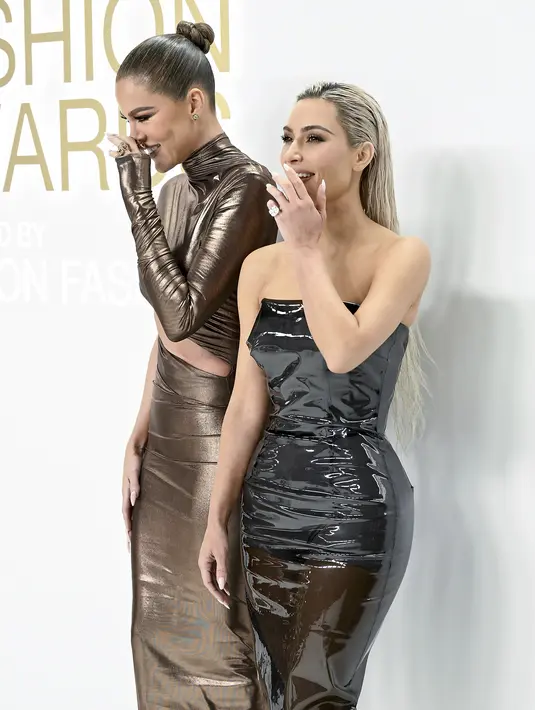 Khloe Kardashian dan Kim Kardashian tertawa saat menghadiri CFDA Fashion Awards di Cipriani South Street di New York pada Senin, 7 November 2022. Kim dan Khloe  tampak bersenang-senang di acara tersebut. (Photo by Evan Agostini/Invision/AP)