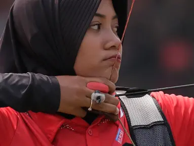 Pemanah putri Indonesia, Diananda Choirunisa saat bertanding melawan Zhang Xinyan asal China di nomor recurve women individual Asian Games 2018 di Jakarta, Selasa (28/8). Diananda menyabet medali perak. (AP Photo/Lee Jin-man)