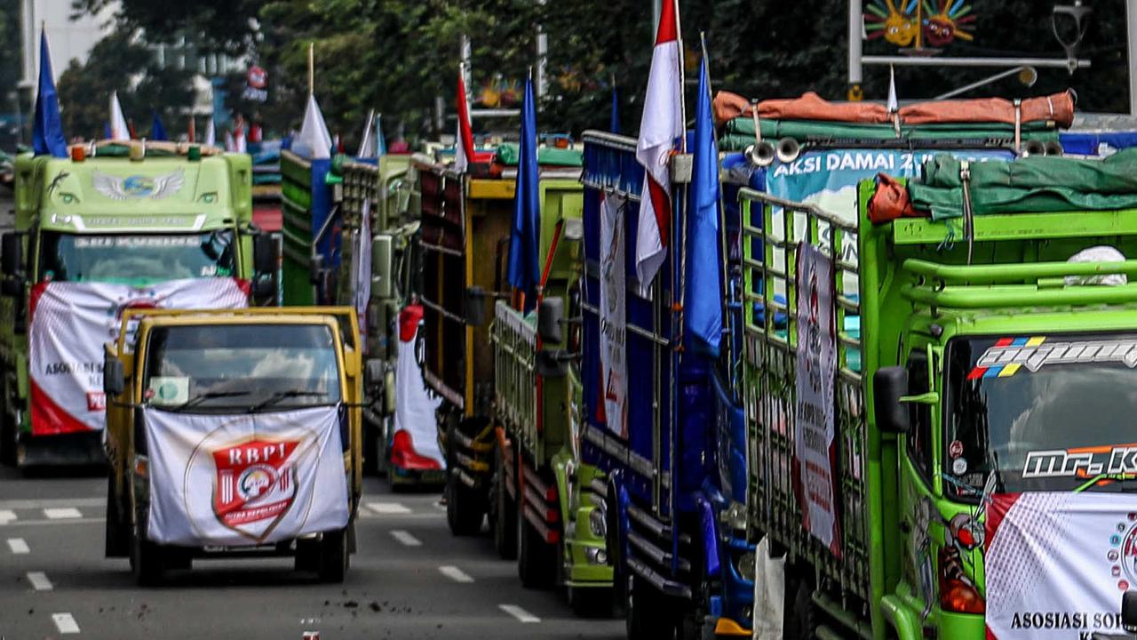 FOTO: Penampakan Ratusan Truk Padati Kawasan Monas saat Protes Aturan Zero ODOL