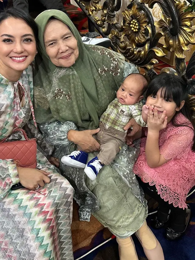 Ririn Ekawati dengan ibu mertua