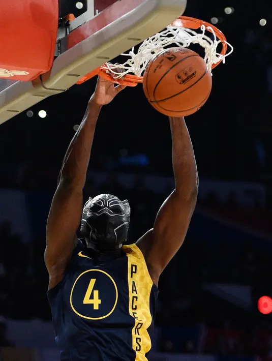 Pemain Indiana Pacers, Victor Oladipo saat memasukan bola saat mengikuti kontes basket All-Star NBA All-Star 2018 di Los Angeles, AS (17/2). Victor Oladipo tampil unik menggenakan topeng dari film "Black Panther". (AP Photo/Chris Pizzello)