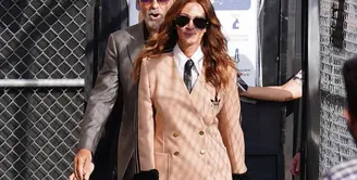 Julia Roberts tampil memesona saat mempromosikan Ticket to Paradise. Ia bersama George Clooney di Jimmy Kimmel Live!, memilih mengenakan setelan cokelat dari kolaborasi Gucci X adidas di runway musim gugur 2022. Foto: Vogue.