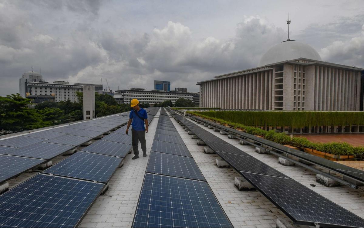 PLTS Atap di Masjid Istiqlal
