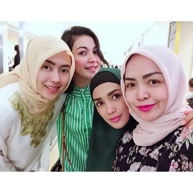 Potret Ussy Sulistiawaty saat berhijab