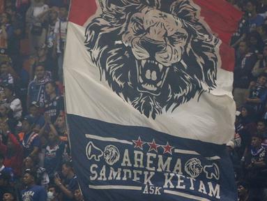 Suporter Arema FC saat melawan Tira Persikabo pada laga Shopee Liga 1 di Stadion Pakansari, Bogor, Senin, (2/3/2020). Tira Persikabo takluk 0-2 dari Arema FC. (Bola.com/M Iqbal Ichsan)