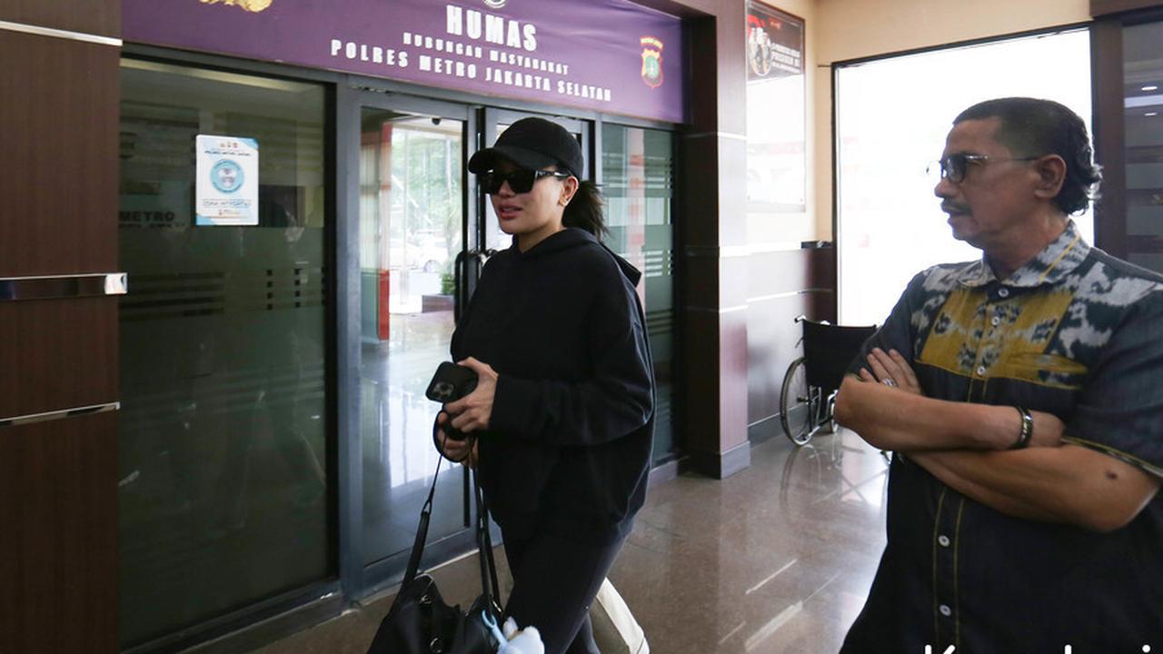 Diketahui, kehadiran Nikita Mirzani di Polda bertujuan untuk melaporkan sosok berinisial VA terkait pelanggaran UU Perlindungan Anak, UU Kesehatan, dan KUHP.<br>