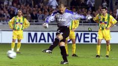 Meski berstatus sebagai kiper, Jose Luis Chilavert justru dikenal sangat subur dalam urusan mencetak gol ke gawang lawan.  (AFP/Damien Meyer)