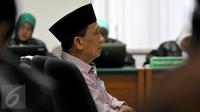 Mantan Bupati Bangkalan Fuad Amin mendengarkan pembacaan vonis oleh Majelis Hakim di Pengadilan Tipikor, Jakarta, Senin (19/10). Terdakwa penerima suap kasus jual beli gas alam Bangkalan itu divonis delapan tahun penjara. (Liputan6.com/Helmi Afandi)