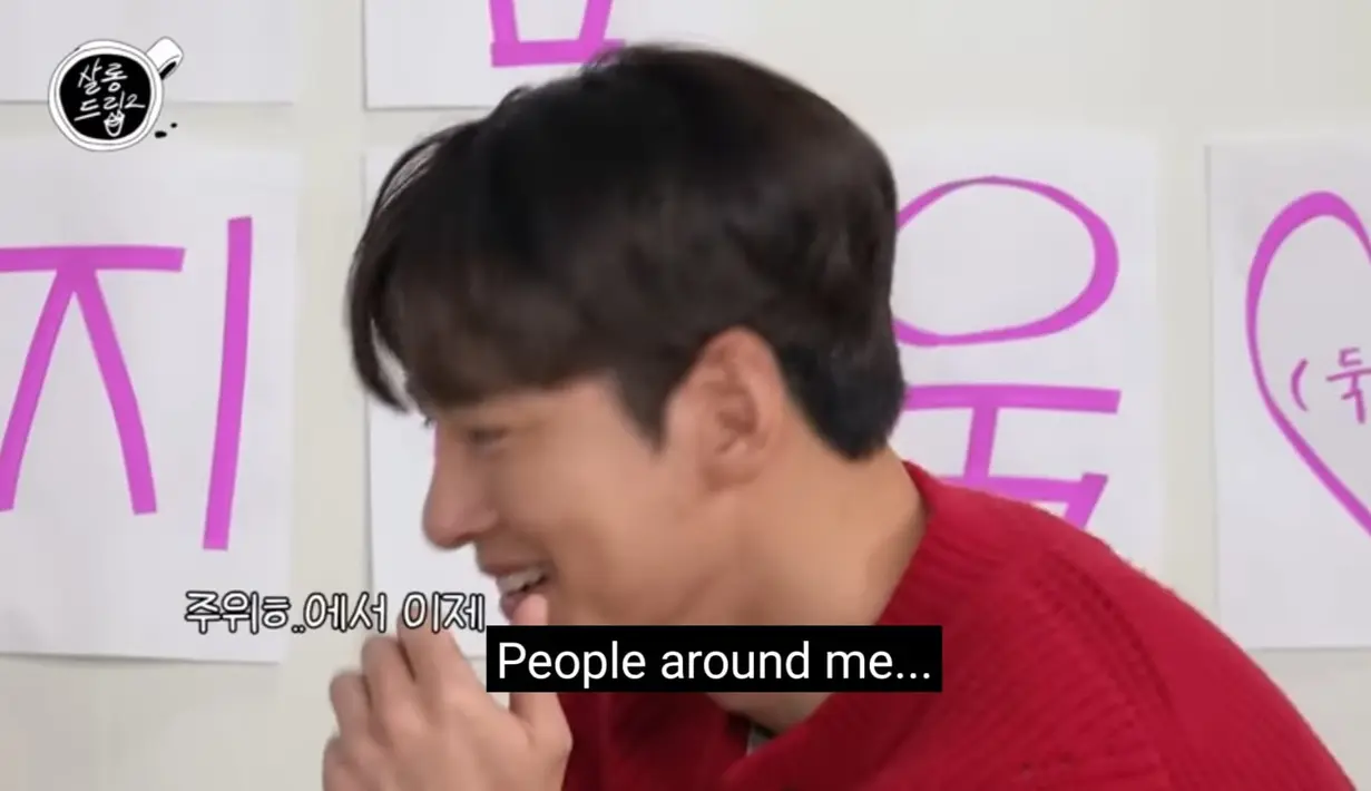Ji Chang Wook juga tidak bisa menahan tawanya karena banyak adegan ciuman yang berdurasi hampir tiga menit itu banyak menggigit bibir. (Foto: YouTube/ TEO 테오)
