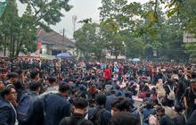 Massa Berpakaian Hitam Demo di DPRD Jabar, Kritik Pemerintah dan Tuntut Perubahan