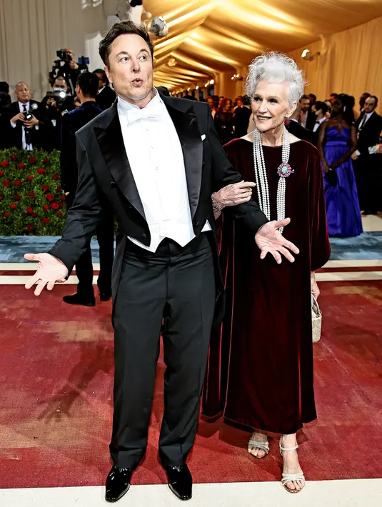 <p>CEO dan chief engineer SpaceX Elon Musk (kiri) bersama ibunya supermodel Maye Musk menghadiri acara Met Gala 2022 di Metropolitan Museum of Art, New York, Amerika Serikat, 2 Mei 2022. Tema Met Gala 2022 adalah "In America: An Anthology of Fashion". (Dimitrios Kambouris/Getty Images for The Met Museum/Vogue/AFP)</p>