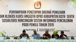 Ketua KPU Arief Budiman (tengah) memberikan keterangan saat rapat Penyampaian Penetapan Daerah Pemilihan dan Alokasi Kursi Anggota DPRD Kab/Kota Pemilu 2019 di Kantor KPU Pusat, Jakarta, Rabu (18/4). (Liputan6.com/JohanTallo)