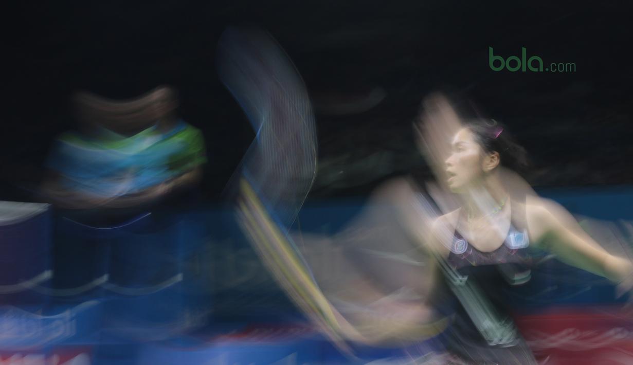 Kecepatan Ratchanok Intanon mengembalikan kok saat melawan Gregoria Mariska pada babak kedua tunggal putri Indonesia Open 2018 di Istora Senayan, Jakarta, (5/6/2018). Ratchanok Intanon menang 21-11 17-21 21-14. (Bola.com/Nick Hanoatubun)