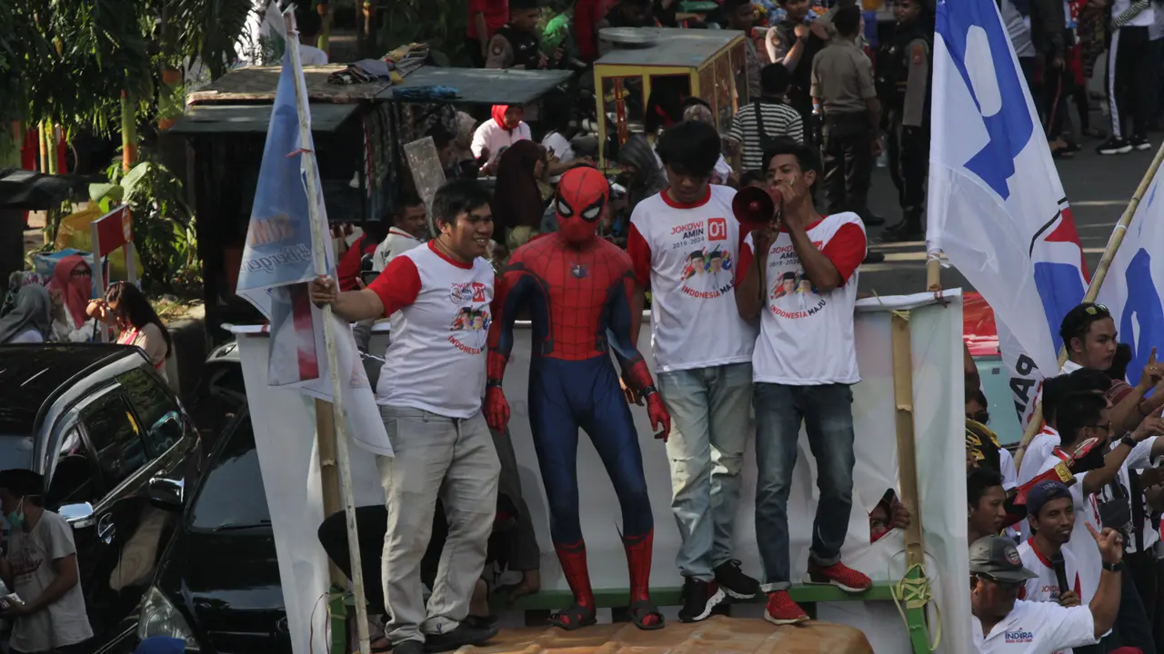 Superhero di kampanye terbuka Jokowi di Makassar.