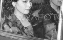 Momen 2 Istri Soekarno Kompak Naik Mobil Bersama saat Pemakaman Bung Karno, Sorot Matanya Penuh Arti