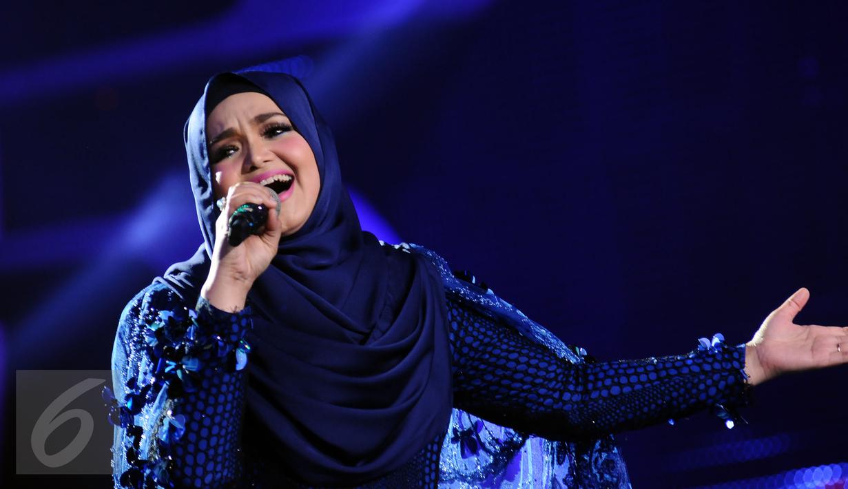 Penyanyi asal Malaysia, Siti Nurhaliza saat tampil di Konser Kemenangan D2 Academy Asia di Studio 5 Indosiar, Jakarta, Kamis (29/12). Siti juga menjadi komentator penampilan para finalis D2 Academy Asia. (Liputan6.com/Helmi Fithriansyah)