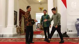 Presiden Jokowi menyambut kedatangan pemain tim nasional (timnas) U-19 Egy Maulana Vikri di Istana Merdeka, Jumat (23/3). Egy mengenakan batik berwarna hijau dengan celana panjang yang digulung sedikit sampai di atas mata kaki. (Liputan6.com/Angga Yuniar)