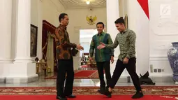 Presiden Jokowi menyambut kedatangan pemain tim nasional (timnas) U-19 Egy Maulana Vikri di Istana Merdeka, Jumat (23/3). Egy mengenakan batik berwarna hijau dengan celana panjang yang digulung sedikit sampai di atas mata kaki. (Liputan6.com/Angga Yuniar)