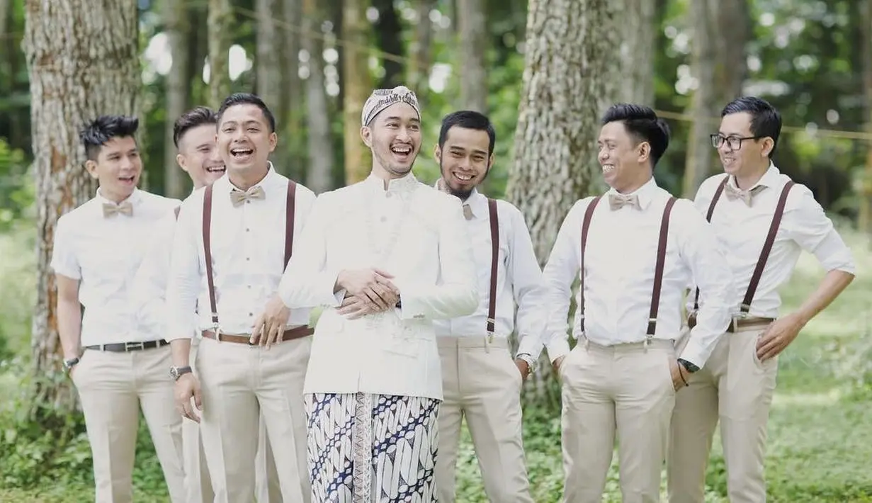 Selain Syahnaz Sadiqah, Jeje Govinda pun juga didampingi oleh para Groomsmen tampan di hari pernikahannya. Senyuman Jeje yang kini telah menjadi seorang suami pun tampak lepas berbahagia. (Instagram/cafeduchocolatcorp)